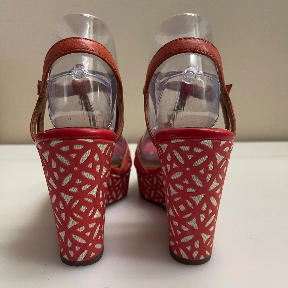 Clarks Wedge Sandals Size 7.5 Amelia Castle Coral Artisan Leather Platform Heels